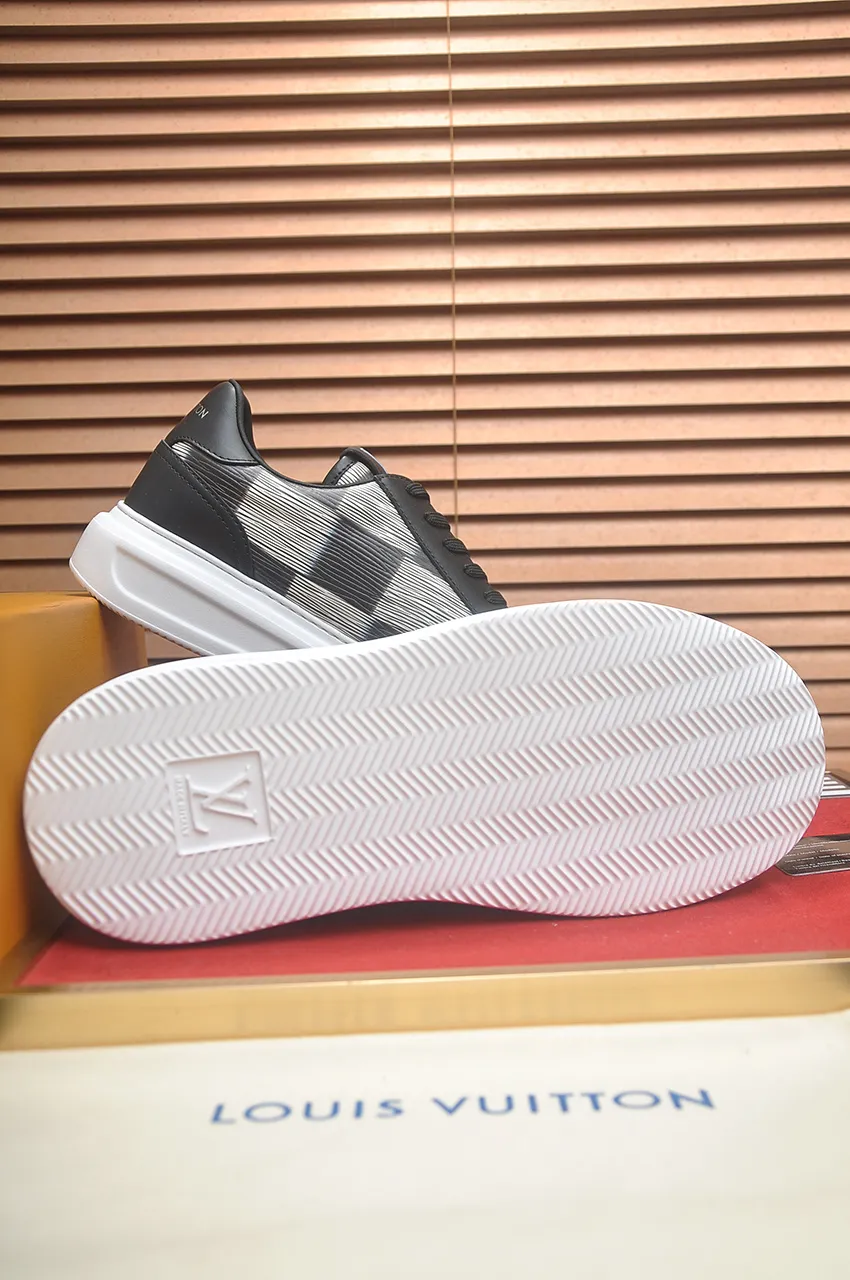 Men's men's shoes 💰640💶Original development, quality shipping, welcome to compare - LV sneaker series sports shoes introduce the loose silhouette of the ready-to-wear series into the spring and summer men's wear shows and make an eye-catching appearance. The cow leather upper is combined with rough fabric laces, and colorful beading highlights the brand's classic elements. LV letters mark the tongue and Monogram floral outsole. Mixed materials Made of top-grain cowhide, thick shoelace design, large Monogram print on the side, mesh lining and cotton feet, the comfort is as extreme as ever, premium heritage, quality first, worth owning! Size: Men’s 38-45 (45 is custom-made and cannot be returned or exchanged)